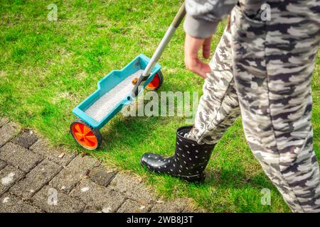 Rasenpflege - Rasen Frühling Düngung Werkzeug Stockfoto