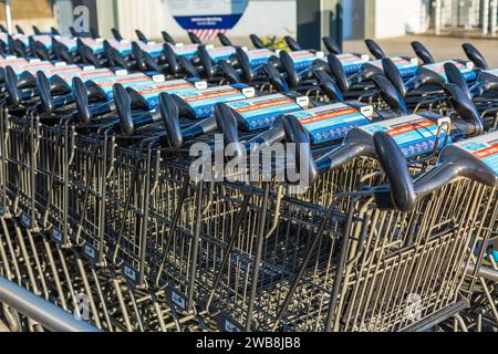 Hockenheim, Deutschland - 03. Januar 2024: Einkaufswagen für den Supermarkt Aldi. Aldi ist eine deutsche Supermarktkette Stockfoto