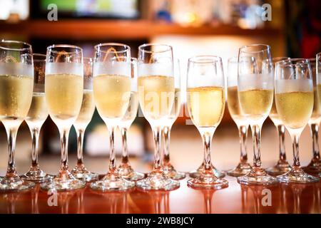 Die Gläser Sekt stehen in einer Reihe auf einem Tisch. Stockfoto