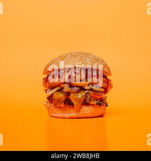 Ein köstlicher Beef Patty Burger mit Pilzen, Speck, Grillsoße und geschmolzenem Käse. Stockfoto