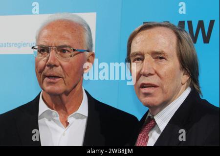 Franz Beckenbauer und Günter Netzer bei der Preisverleihung Bayerischer Sportpreis in der BMW Welt in München. *** Franz Beckenbauer und Günter Netzer beim Bayerischen Sportpreis in der BMW Welt in München Stockfoto