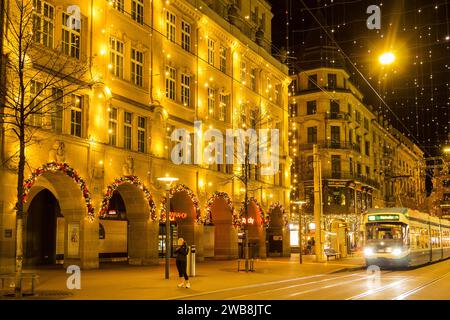 Zürich, Schweiz - 02. Januar. 2022: Die Bahnhofstraße in der Schweizer Großstadt Zürich in weihnachtlicher Atmosphäre. Stockfoto