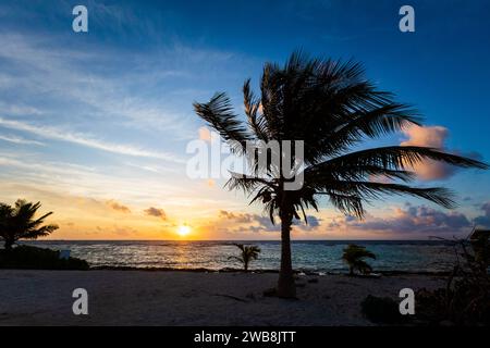 Wunderschöne karibische Landschaftsfotos am Mahahual Beach in Mexiko bei Sonnenaufgang Stockfoto