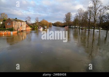 Blick auf die Themse in Wallingford, Oxfordshire. Bilddatum: Dienstag, 9. Januar 2024. Stockfoto