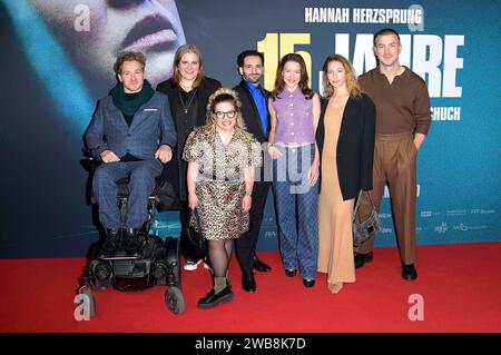 Samuel Koch, Stefanie Reinsperger, Ninia LaGrande, Hassan Akkouch, Hannah Herzsprung, Katharina Schüttler und Albrecht Schuch bei der Premiere des Kinofilms 15 Jahre im Kino International. Berlin, 08.01.2024 *** Samuel Koch, Stefanie Reinsperger, Ninia LaGrande, Hassan Akkouch, Hannah Herzsprung, Katharina Schüttler und Albrecht Schuch bei der Premiere des Films 15 Jahre im Kino International Berlin, 08 01 2024 Foto:XF.xKernx/xFuturexImagex 15 jahre 4173 Stockfoto