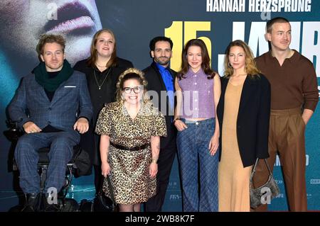 Samuel Koch, Stefanie Reinsperger, Ninia LaGrande, Hassan Akkouch, Hannah Herzsprung, Katharina Schüttler und Albrecht Schuch bei der Premiere des Kinofilms 15 Jahre im Kino International. Berlin, 08.01.2024 *** Samuel Koch, Stefanie Reinsperger, Ninia LaGrande, Hassan Akkouch, Hannah Herzsprung, Katharina Schüttler und Albrecht Schuch bei der Premiere des Films 15 Jahre im Kino International Berlin, 08 01 2024 Foto:XF.xKernx/xFuturexImagex 15 jahre 4174 Stockfoto