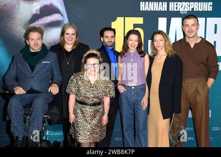 Samuel Koch, Stefanie Reinsperger, Ninia LaGrande, Hassan Akkouch, Hannah Herzsprung, Katharina Schüttler und Albrecht Schuch bei der Premiere des Kinofilms 15 Jahre im Kino International. Berlin, 08.01.2024 *** Samuel Koch, Stefanie Reinsperger, Ninia LaGrande, Hassan Akkouch, Hannah Herzsprung, Katharina Schüttler und Albrecht Schuch bei der Premiere des Films 15 Jahre im Kino International Berlin, 08 01 2024 Foto:XF.xKernx/xFuturexImagex 15 jahre 4175 Stockfoto