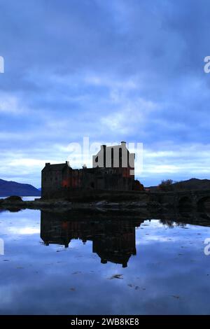 Blick auf den Sonnenuntergang über Eilean Donan Castle, Dornie Village, Kyle of Lochalsh, Wester Ross, Schottland, UK Stockfoto