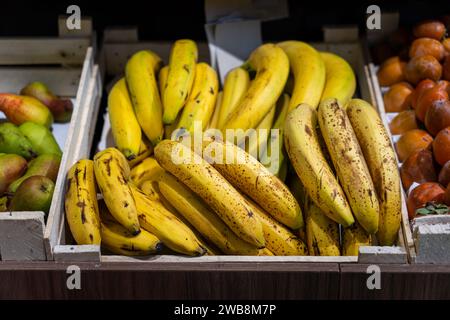 Ein Haufen gereifter Bananen im Supermarkt. Bananen im Obstbereich, Nahaufnahme Stockfoto