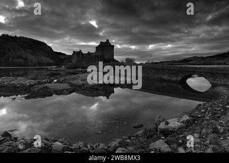 Blick auf den Sonnenuntergang über Eilean Donan Castle, Dornie Village, Kyle of Lochalsh, Wester Ross, Schottland, UK Stockfoto