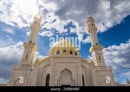 Bolgar, Tatarstan, Russland - 5. Mai 2022: Komplex der Weißen Moschee mit Madrasa-Komplex Stockfoto