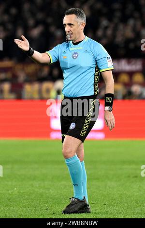 Der Schiedsrichter Gianluca Aureliano gibt während des Fußballspiels der Serie A zwischen AS Roma und Atalanta BC im Olimpico-Stadion in Rom (Italien) am 7. Januar 2024 Gesten. Stockfoto