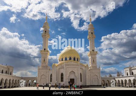 Bolgar, Tatarstan, Russland - 5. Mai 2022: Komplex der Weißen Moschee mit Madrasa-Komplex Stockfoto