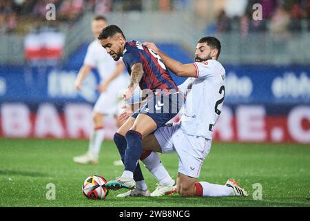 Matheus Pereira von SD Eibar duelliert um den Ball mit Asier Villalibre vom Athletic Club während der Copa El Rey Runde 32 zwischen SD Eibar und AT Stockfoto