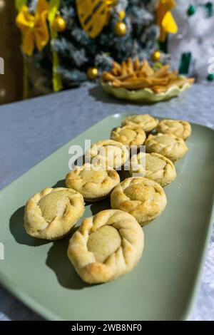 Mini-Hähnchengebäck auf einem Tablett bei einer festlichen Versammlung. Stockfoto