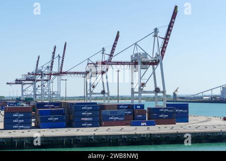 Dünkirchen, Frankreich - 26. Mai 2017: Terminal des Flandres, großes Containerterminal mit Kränen, die Fracht von Schiffen auf Züge oder LKW transportieren Stockfoto