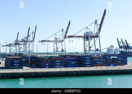 Dunkerque, Frankreich - 26. Mai 2017: Terminal des Flandres, großer Containerterminal, der Fracht von Schiffen auf Züge oder LKW umsetzt Stockfoto