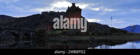 Blick auf den Sonnenuntergang über Eilean Donan Castle, Dornie Village, Kyle of Lochalsh, Wester Ross, Schottland, UK Stockfoto