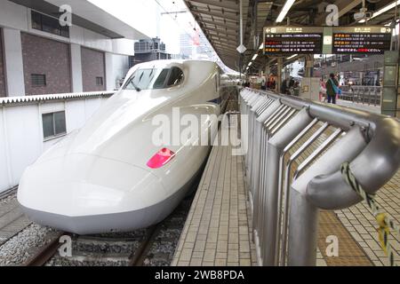 Ein Hochgeschwindigkeitszug der Shinkansen N700-Serie am Bahnhof Shinagawa in Tokio, Japan. Stockfoto