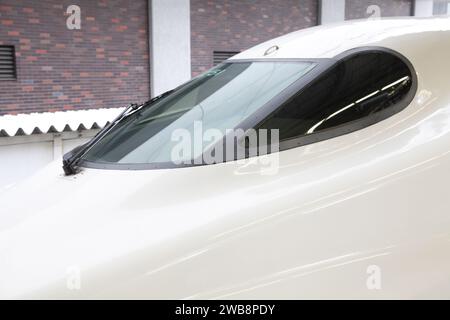 Ein Hochgeschwindigkeitszug der Shinkansen N700-Serie am Bahnhof Shinagawa in Tokio, Japan. Stockfoto