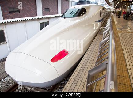 Ein Hochgeschwindigkeitszug der Shinkansen N700-Serie am Bahnhof Shinagawa in Tokio, Japan. Stockfoto