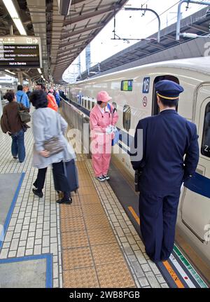 Ein Hochgeschwindigkeitszug der Shinkansen N700-Serie am Bahnhof Shinagawa in Tokio, Japan. Stockfoto