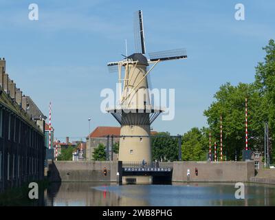 Rotterdam, Niederlande - 28. Mai 2017: Schiedam historischer Kanal mit den höchsten Windmühlen der Welt Stockfoto