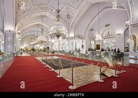 Innenansicht der Salam Hall (Empfangshalle, auch bekannt als Krönungshalle) im Golestan Palace. Teheran, Iran. Stockfoto