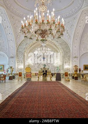 Innenansicht der Salam Hall (Empfangshalle, auch bekannt als Krönungshalle) im Golestan Palace. Teheran, Iran. Stockfoto