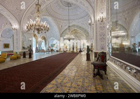 Innenansicht der Salam Hall (Empfangshalle, auch bekannt als Krönungshalle) im Golestan Palace. Teheran, Iran. Stockfoto