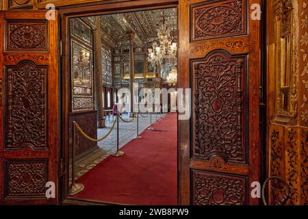 Aufwändig geschnitzte Holztüren im Windcatcher Building (Emarat e Badgir) im Golestan Palace, UNESCO-Weltkulturerbe. Teheran, Iran. Stockfoto