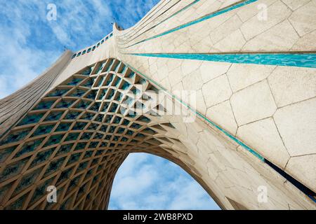 Ein flacher Blick auf den Azadi-Turm (Freedom Tower), ein Wahrzeichen in Teheran, Iran. Stockfoto