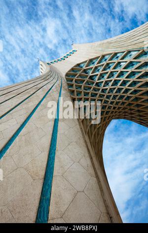 Ein flacher Blick auf den Azadi-Turm (Freedom Tower), ein Wahrzeichen in Teheran, Iran. Stockfoto