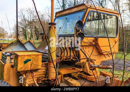 Blick aus der Seitenperspektive auf sehr alte, zerlegte und verlassene gelbe Eisenbahntransporter im Werkhof des alten stillgelegten Bahnhofs, Rosty und corro Stockfoto