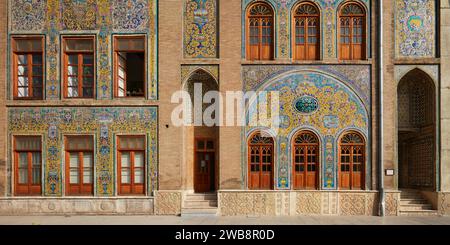 Aufwändige Fliesenarbeiten an der Fassade des Marmorthronengebäudes im Golestan Palace, UNESCO-Weltkulturerbe. Teheran, Iran. Stockfoto