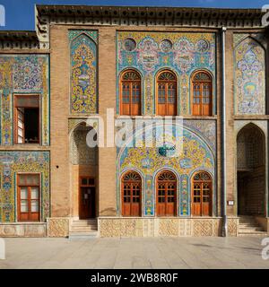 Aufwändige Fliesenarbeiten an der Fassade des Marmorthronengebäudes im Golestan Palace, UNESCO-Weltkulturerbe. Teheran, Iran. Stockfoto