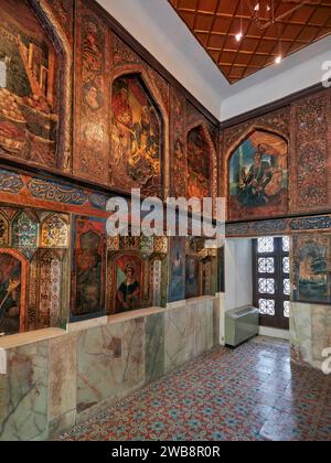 Innenansicht eines Zimmers mit farbenfrohen alten Fresken im Golestan Palace, UNESCO-Weltkulturerbe. Teheran, Iran. Stockfoto
