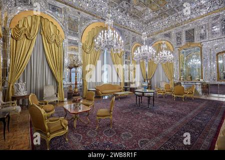 Innenansicht der Spiegelhalle (Talar e Aineh) im Golestan Palace, UNESCO-Weltkulturerbe. Teheran, Iran. Stockfoto