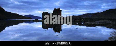 Blick auf den Sonnenuntergang über Eilean Donan Castle, Dornie Village, Kyle of Lochalsh, Wester Ross, Schottland, UK Stockfoto