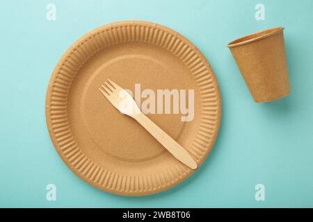 Umweltfreundliches Papiergeschirr. Pappbecher, Geschirr, Tasche, Fast-Food-Behälter und Holzbesteck auf blauem Hintergrund. Keine Verschwendung. Recyclingkonzept. Kopie sp Stockfoto
