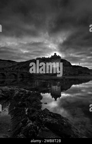 Blick auf den Sonnenuntergang über Eilean Donan Castle, Dornie Village, Kyle of Lochalsh, Wester Ross, Schottland, UK Stockfoto