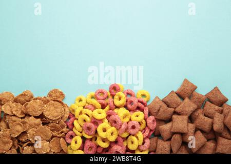 Auswahl an Müsli auf blauem Hintergrund, schnelles Frühstückskonzept. Draufsicht Stockfoto