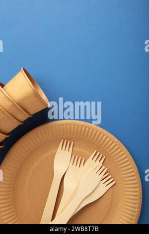 Umweltfreundliches Papiergeschirr. Pappbecher, Geschirr, Tasche, Fast-Food-Behälter und Holzbesteck auf blauem Hintergrund. Keine Verschwendung. Recyclingkonzept. Kopie sp Stockfoto
