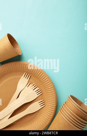 Umweltfreundliches Papiergeschirr. Pappbecher, Geschirr, Tasche, Fast-Food-Behälter und Holzbesteck auf blauem Hintergrund. Keine Verschwendung. Recyclingkonzept. Kopie sp Stockfoto