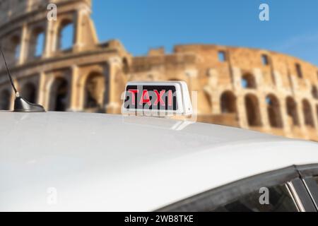 Weißes Taxi in der Nähe des Kolosseums, Rom. Italienisches Taxi. Stockfoto