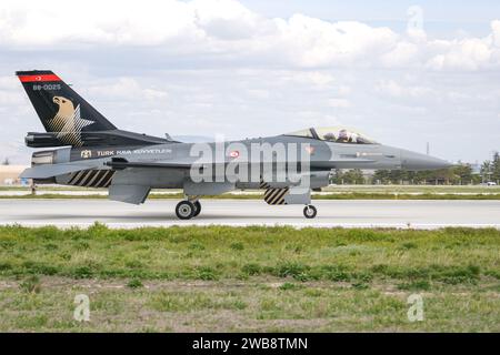 KONYA, TURKIYE - 09. MAI 2023: Luftwaffenflugzeug der türkischen Luftwaffe SoloTurk General Dynamics F-16C Fighting Falcon (4R-27) Stockfoto