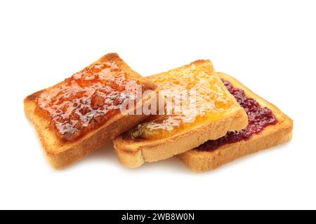 Frischer Toast mit Butter und verschiedenen Marmeladen isoliert auf weißem Hintergrund. Draufsicht Stockfoto
