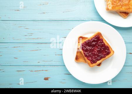 Süße Toasts mit Marmelade zum Frühstück auf Blau. Draufsicht Stockfoto