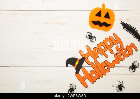 Halloween-Komposition mit Spinnen und Fledermäusen auf weißem Hintergrund. Draufsicht Stockfoto