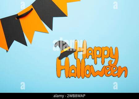 Inschrift Happy Halloween auf blauem Hintergrund. Draufsicht Stockfoto